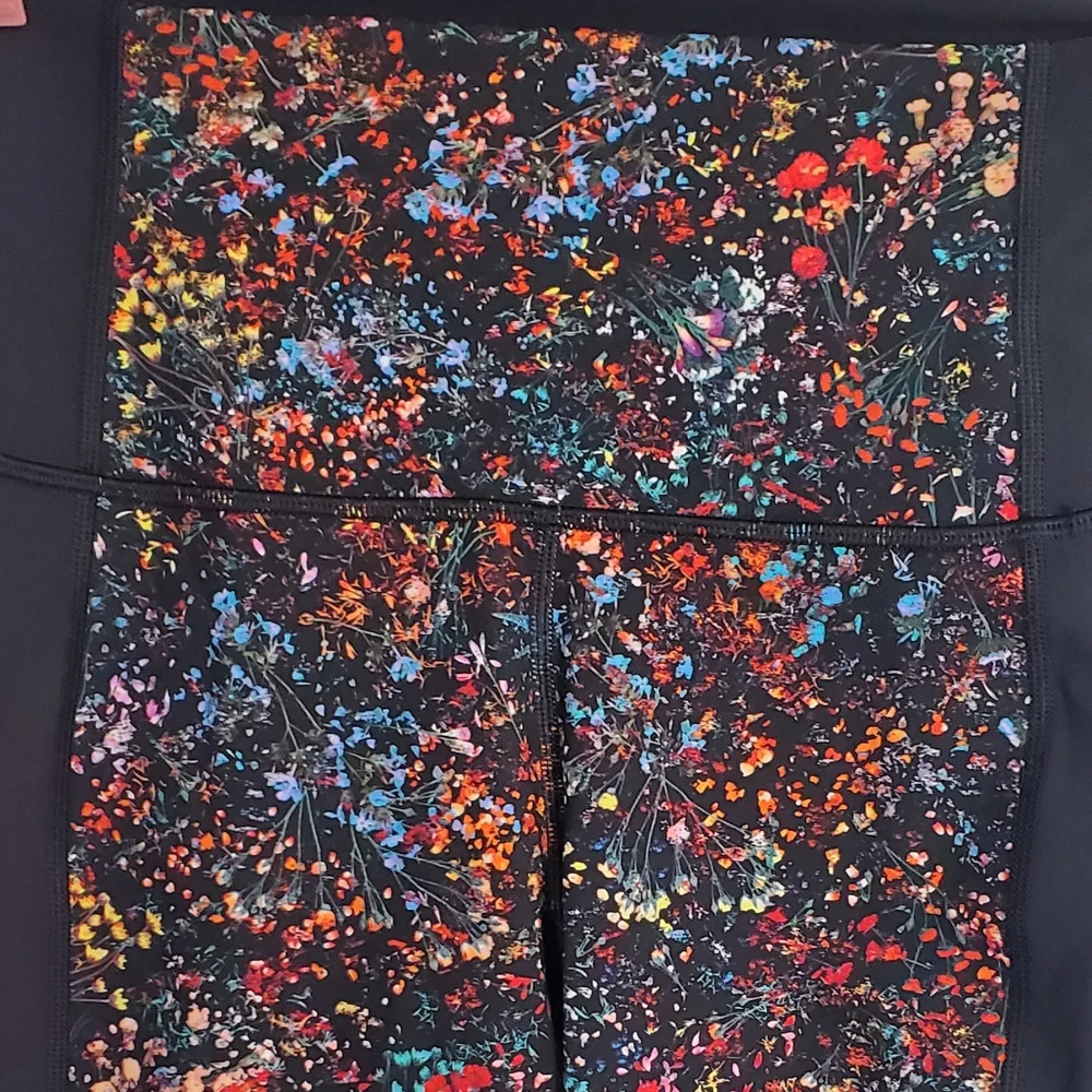 Lululemon Black Flower Athletic Crop Leggings. Size 8.
